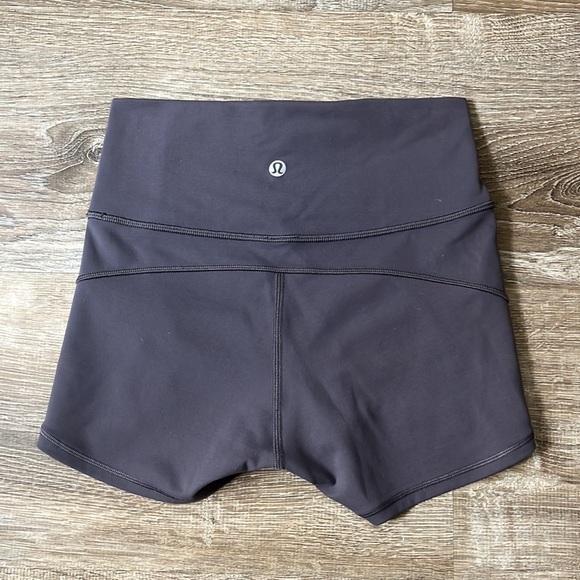 Lululemon High Rise In Movement Shorts Size 4 - Picture 2 of 4